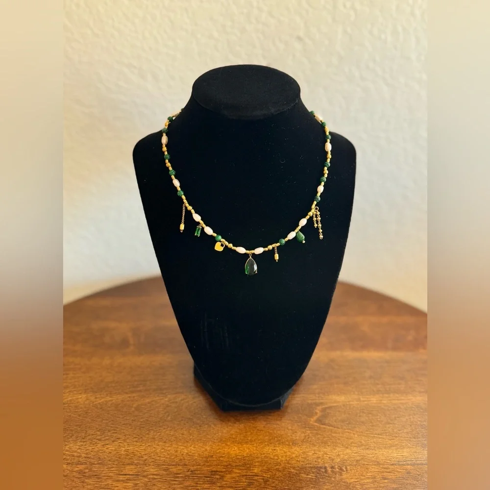 Luxurious Gold and Green Necklace with Pearls - Picture 5 of 7
